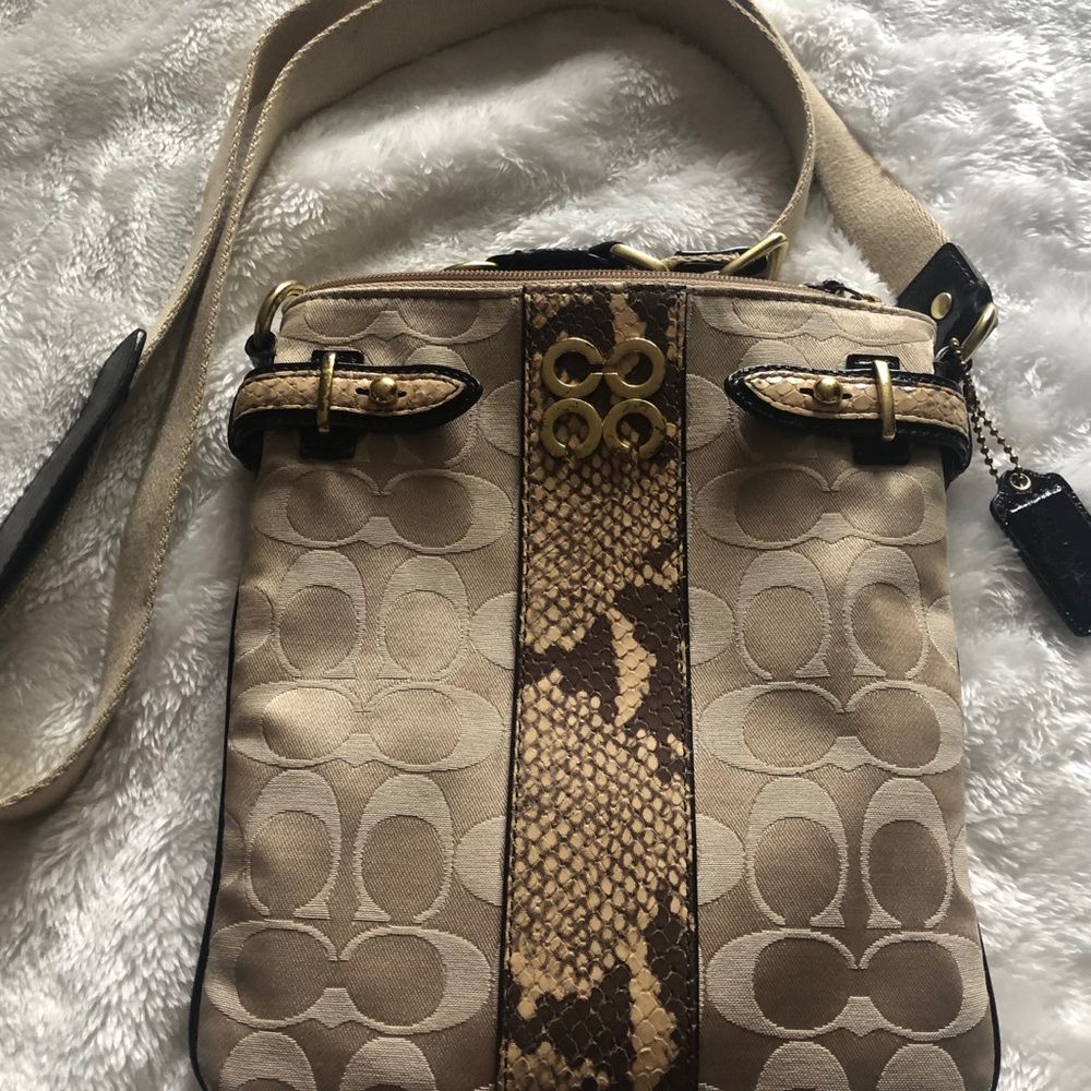 COACH CROSSBODY BAG.